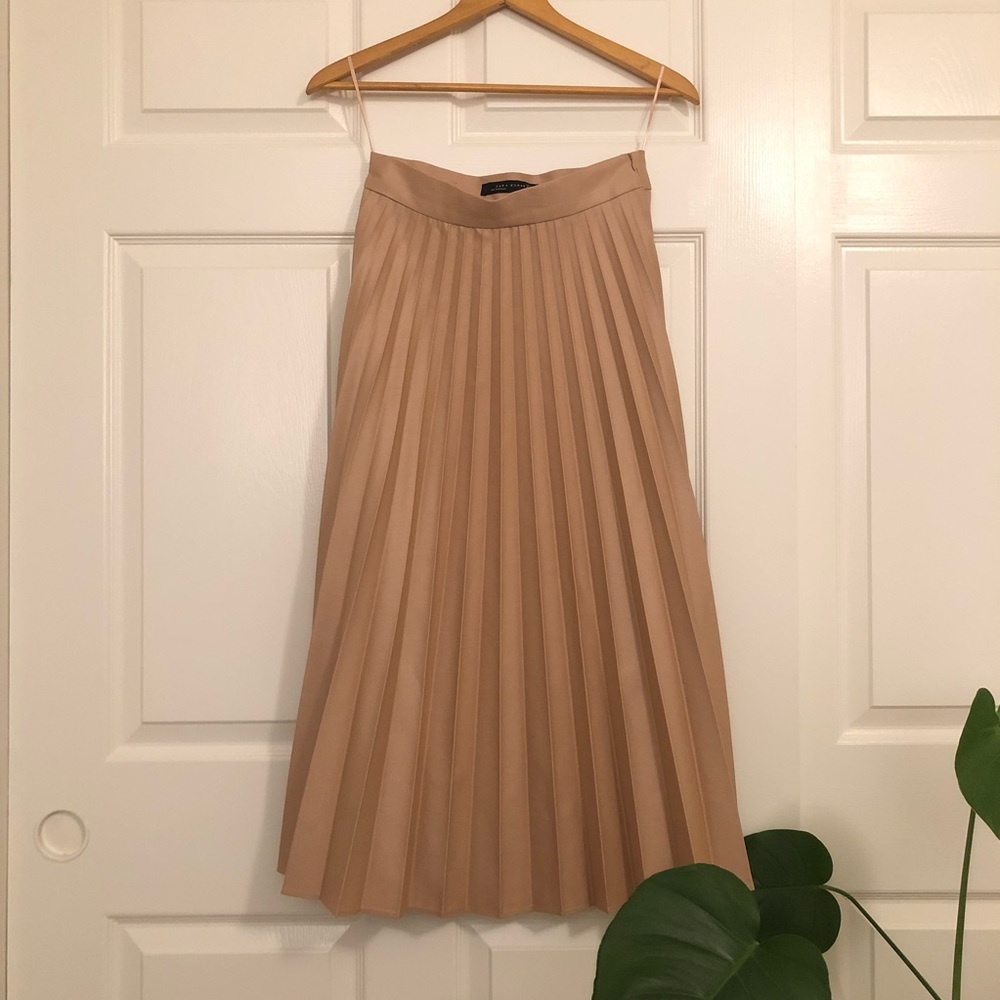 ✨ Zara Beautiful Pleated Small Midi Skirt